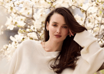 Chez Guerlain, Charlotte Le Bon rejoint la ruche