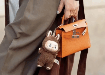 Labubu, la peluche culte qui fait craquer la planète mode