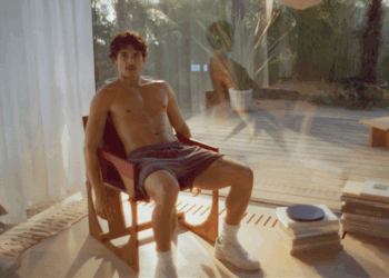 Charles Melton en cavale stylé pour Coach