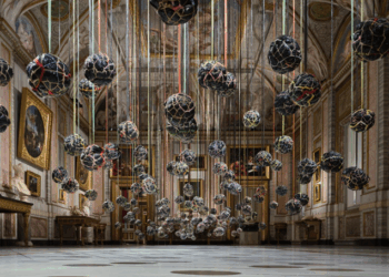 À Rome, FENDI s’enracine dans la terre noire de Wangechi Mutu