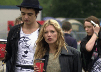 Fini le lisse, place au chaos stylé de la “messy girl”