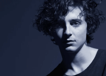 Timothée Chalamet vaporise son charme chez Chanel