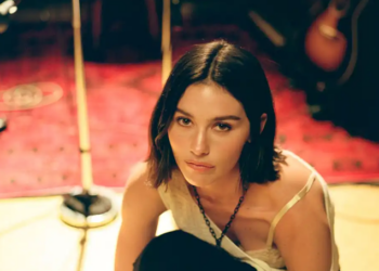 Chanel : Gracie Abrams, des Grammy à la rue Cambon