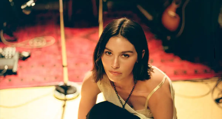 Chanel : Gracie Abrams, des Grammy à la rue Cambon