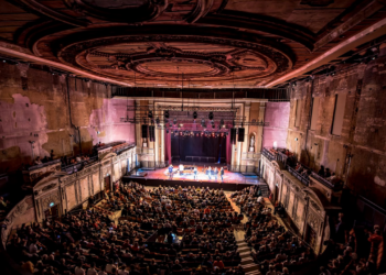 À Londres, crinolines contre sneakers : duel au sommet chez Simone Rocha