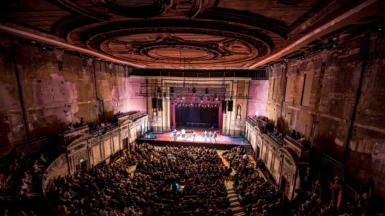 À Londres, crinolines contre sneakers : duel au sommet chez Simone Rocha