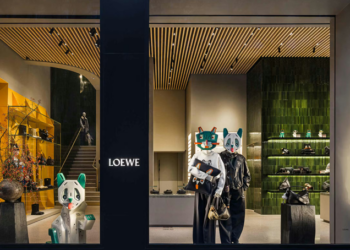 Un sac, un escalier, un tableau : bienvenue chez Loewe