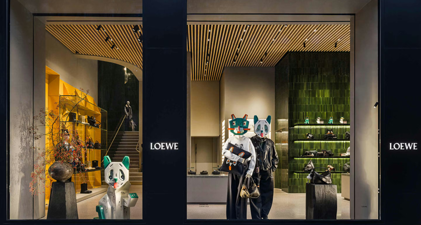 Un sac, un escalier, un tableau : bienvenue chez Loewe