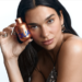 Dua Lipa débarque à Paris : skincare millimétrée, glow calibré et matcha