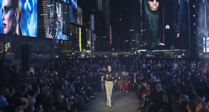 Gucci transforme Times Square en centre commercial du fantasme