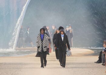 Louis Vuitton : Pharrell Williams fait défiler des traders échoués à Malibu sous 38°C à Paris