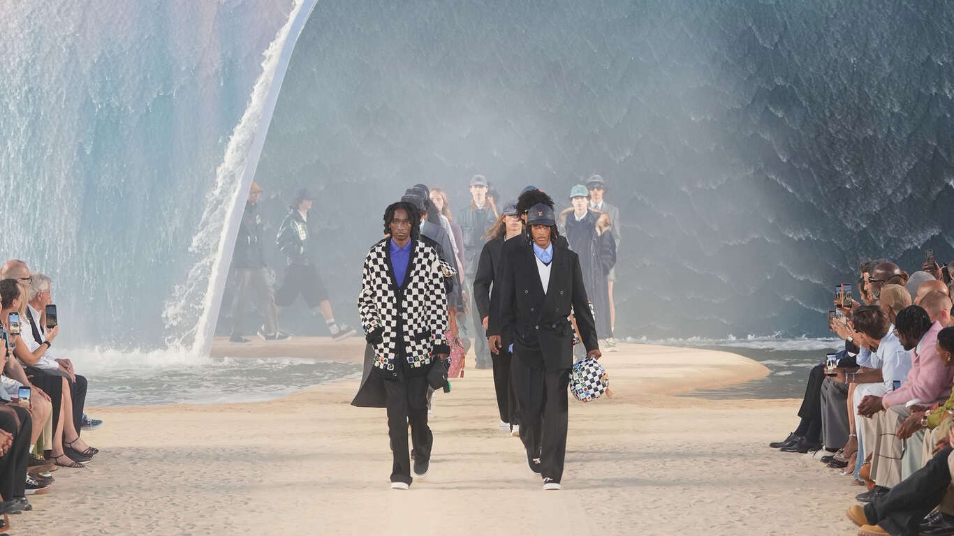 Louis Vuitton : Pharrell Williams fait défiler des traders échoués à Malibu sous 38°C à Paris
