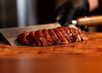 Le gras a trouvé son temple : « Fat Belly » fait rôtir les codes de la cuisine asiatique